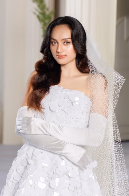 THE PETAL EMBELLISHMENT & MESH VEIL