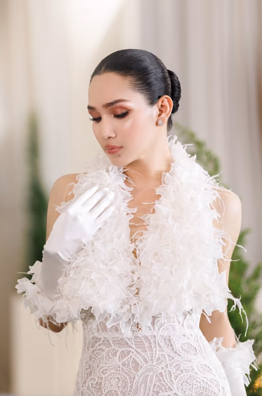 THE FEATHERED COLLAR & OPERA-LENGTH SATIN GLOVES