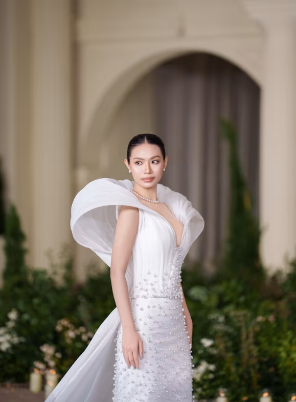 THE PLEATED FAN COLLAR & PEARL-EMBOSSED COLUMN GOWN